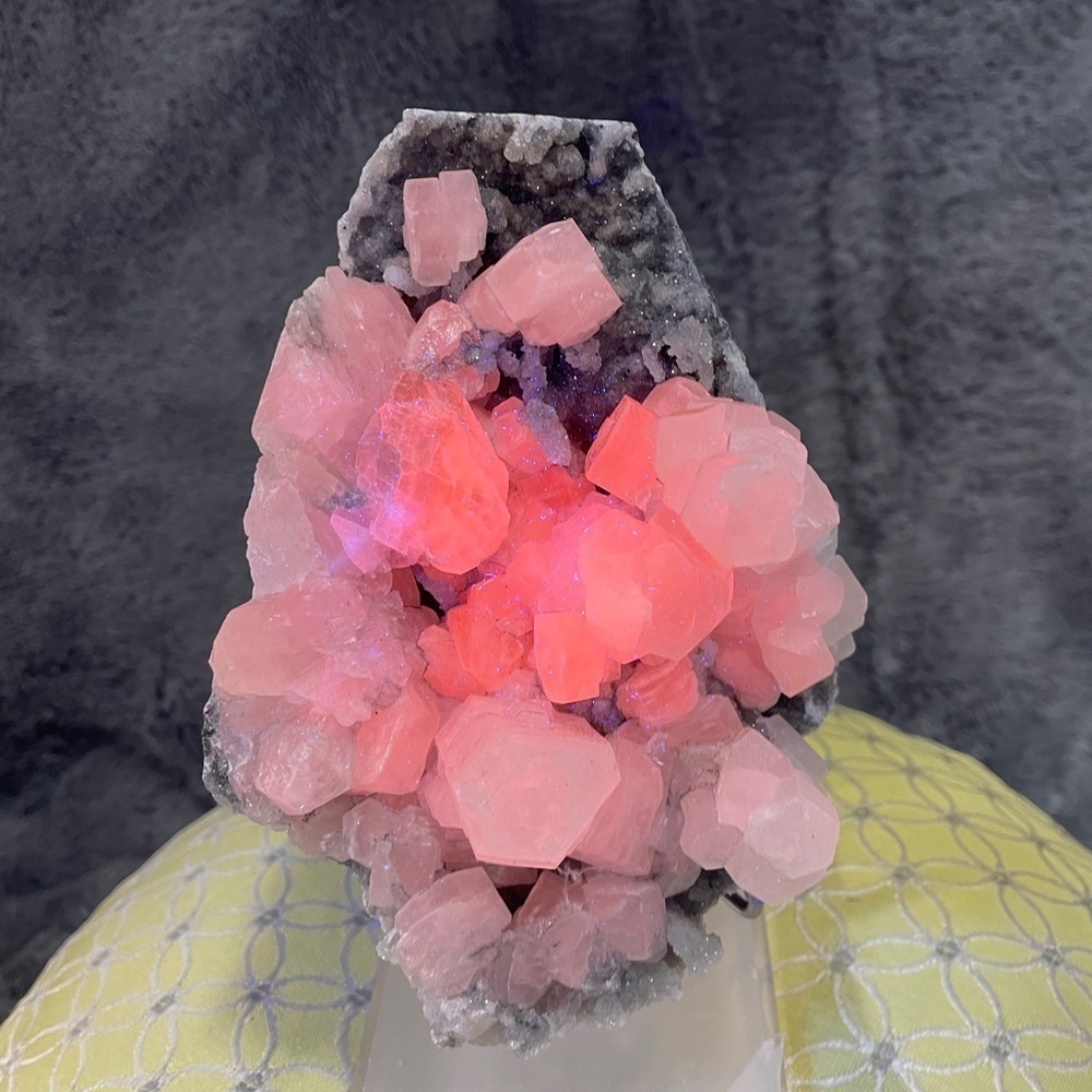 Raw crystal BEAUTIFUL MUSHROOM CALCITE XL cluster REF HOT UV REACTION 5”x4”x3”